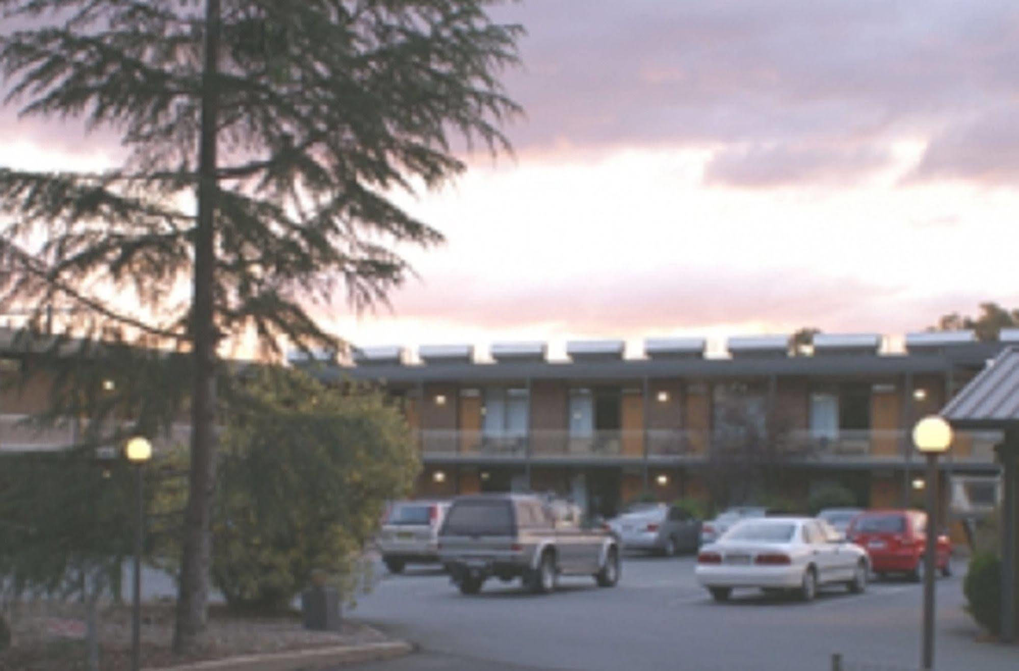 Red Cedars Motel Canberra
